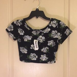 ‼️DONATING IN 24H‼️ Nollie Daisy Printed Crop Top